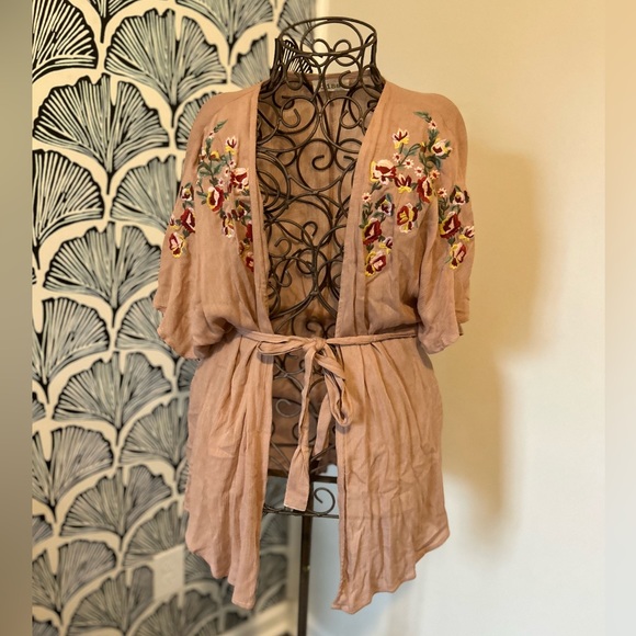 Boutique BOHO Kimono style wrap Top Tan floral embroidery Sz Med - Picture 4 of 6